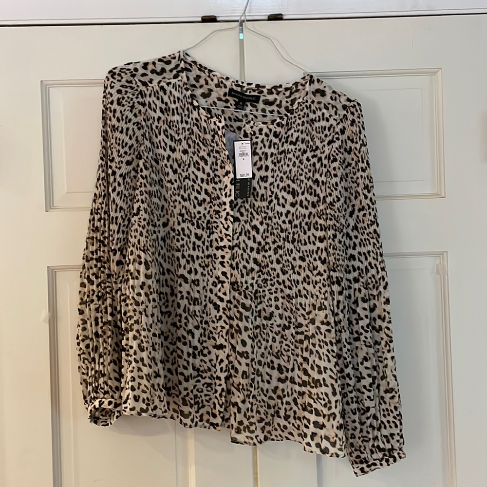 Banana Republic NWT Size Medium animal print long sleeve fully lined.